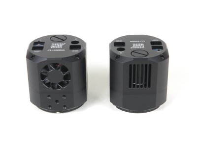 Vstup vzduchu chladicho ventiltoru kamer C1+ je na spodn stran kamery (vlevo), vstup vzduchu pak na horn stran (vpravo)