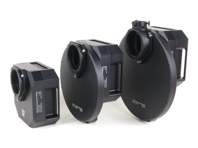 Kamera C4 bez filtrovho kola (vlevo), s externm filtrovm kolem velikosti M (uprosted) a L (vpravo)