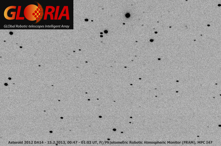 Animace 2012 DA14 ukazuje jeho pohyb mezi hvzdami (svisl ra na jednom snmku je stopa njakho umlho satelitu Zem )