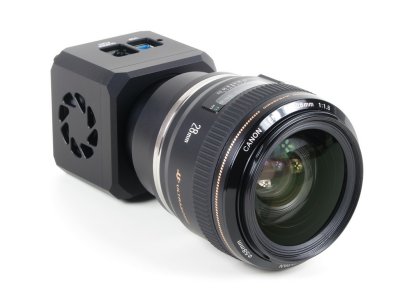 Kamera C1 připojeným objektivem standardu Canon EOS