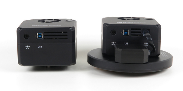 Kamera C2 s interním filtrovým kolem (vlevo) a s externím filtrovým kolem (vpravo)