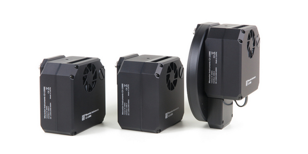 Kamera C2 bez filtrového kola (vlevo), s interním filtrovým kolem (uprostřed) a s připojeným externím filtrovým kolem (vpravo)