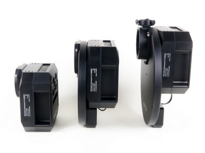 Kamera C4 bez filtrového kola (vlevo), s externím filtrovým kolem velikosti M (uprostřed) a s externím filtrovým kolem velikosti L (vpravo)
