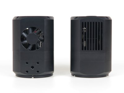 Vstup vzduchu chladicího ventilátoru kamer C1× je na spodní straně kamery (vlevo), výstup vzduchu pak na horní straně (vpravo)