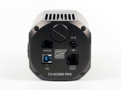 Zadní strana nové T verze kamery C1× s USB, napájecím, EWF a Trigger konektory. Kryt GPS portu je vidět na levé straně