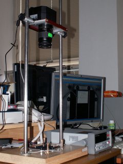 Kamera G2-3200 a objektiv pro Canon EOS před umístěním do temné komory
