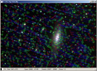 Snmek NGC7331 snalezenmi hvzdami (zelen krouky), sprovanmi hvzdami zkatalogu (erven krouky) a modrmi linkami vyznaujcmi provn